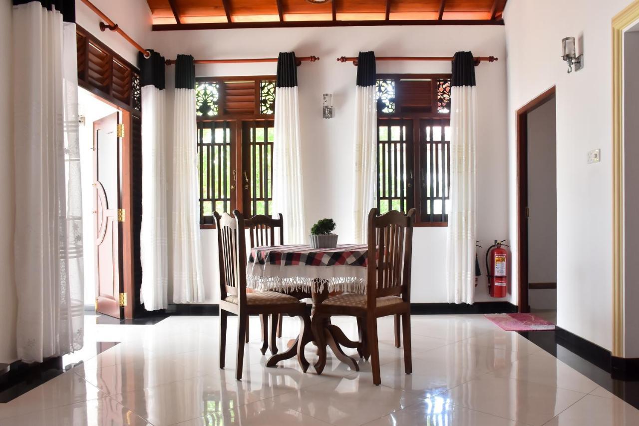 Villa De White Sambur ヒッカドゥワ エクステリア 写真